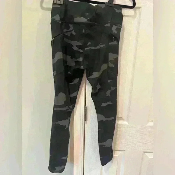 Athleta Small Women’s 7/8 Black Camo Tight with zipper pockets - Picture 2 of 3